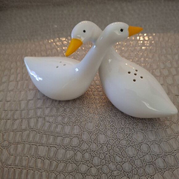 Vintage Avon Ceramic Duck/Goose Hugging Salt & Pepper Shaker Set - Picture 1 of 6